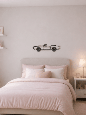 Tableau de la Pontiac Firebird sur fond blanc dans une chambre
